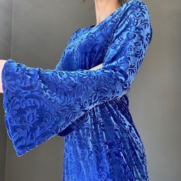 Eci New York Blue Bohemian Bell-Sleeve Velvet Dress - Picture 5 of 14